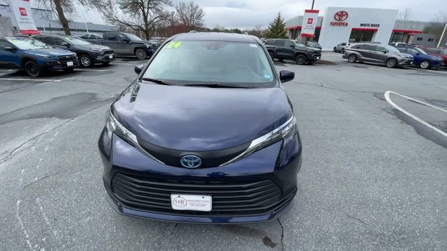 Used 2024 Toyota Sienna LE AWD/4WD image 3