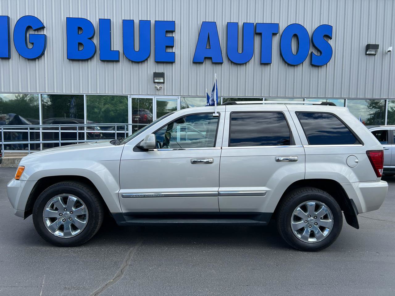 Used 2010 Jeep Grand Cherokee Limited AWD/4WD image 2