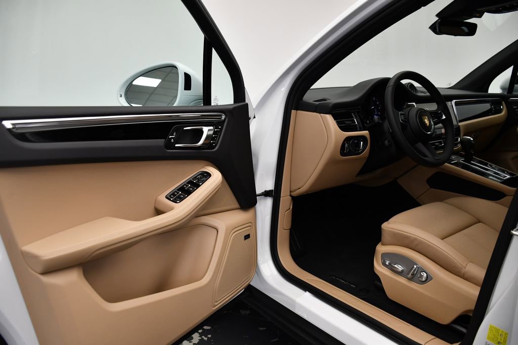 Certified 2025 Porsche Macan image 39