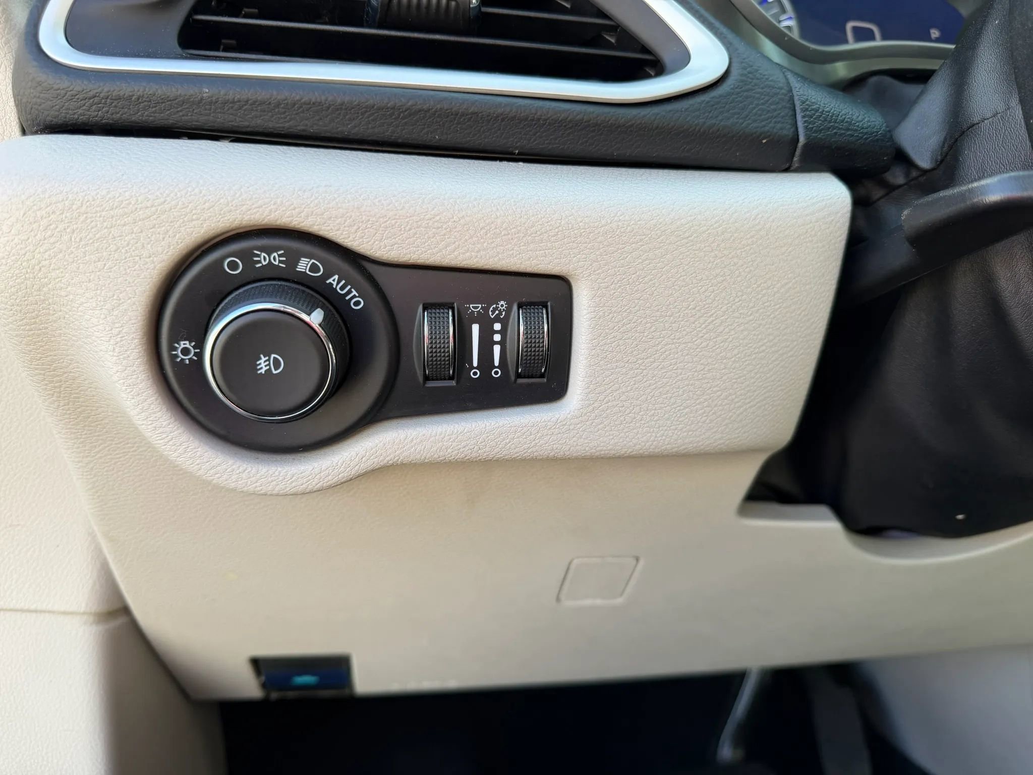 Used 2021 Chrysler Pacifica Touring-L FWD image 13