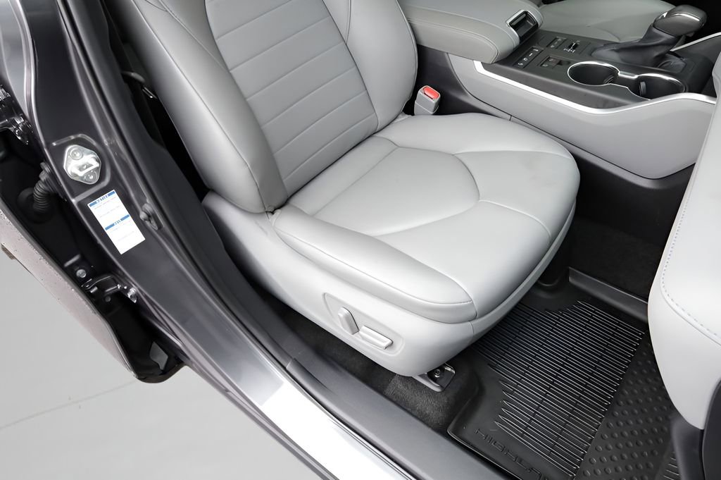 Used 2021 Toyota Highlander XLE image 26