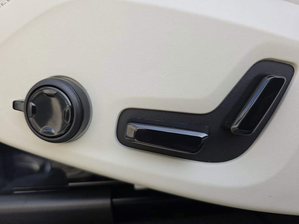 New 2026 Volvo XC90 B6 Ultra w/ Protection Package image 41