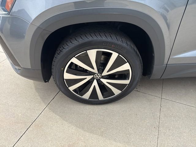 Used 2022 Volkswagen Taos SE w/ Panoramic Sunroof Package FWD image 11