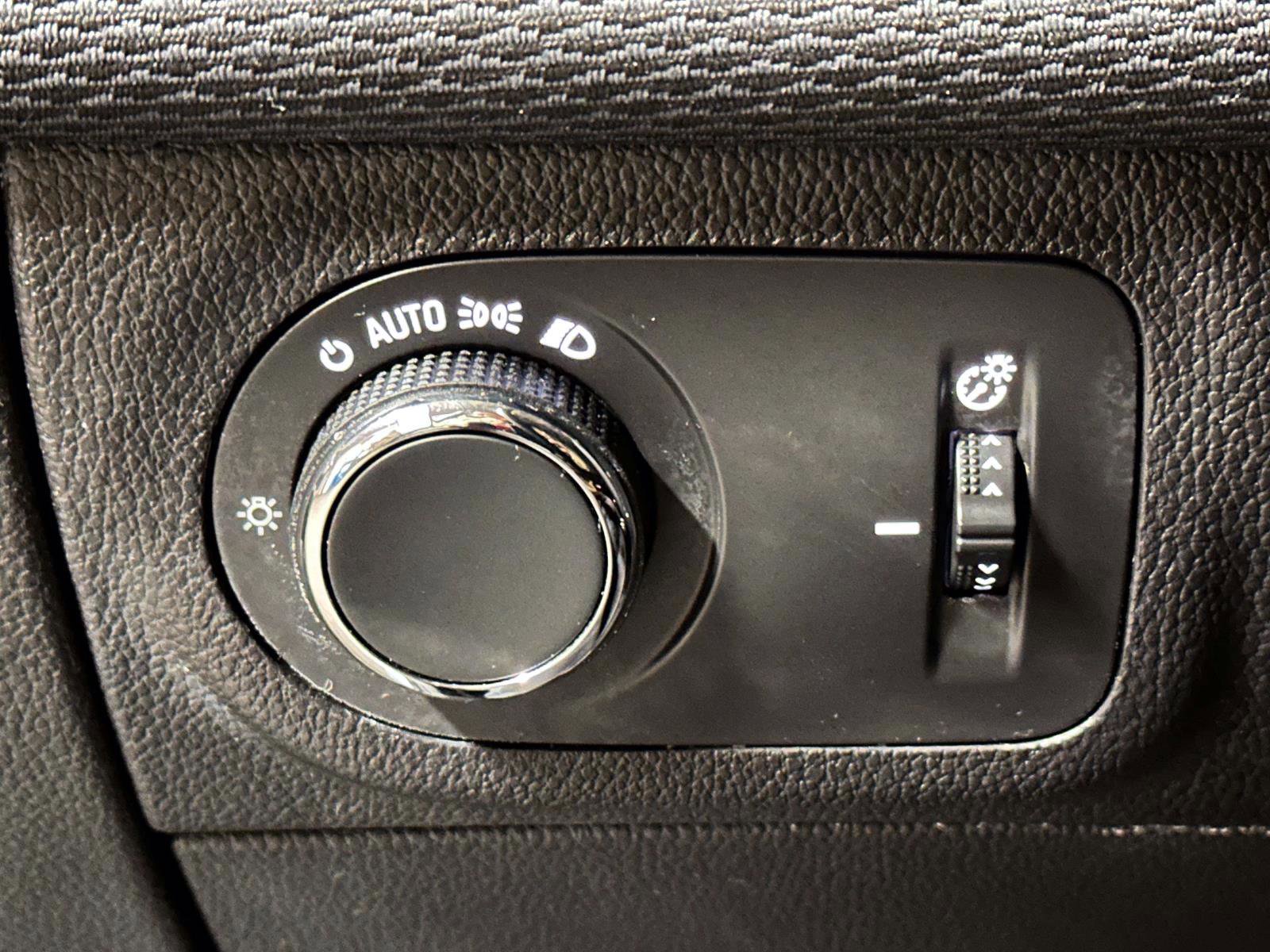 Used 2018 Chevrolet Cruze LT w/ Convenience Package image 21