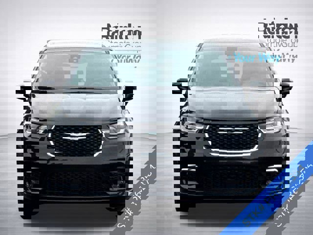 Used 2023 Chrysler Pacifica Touring-L image 3