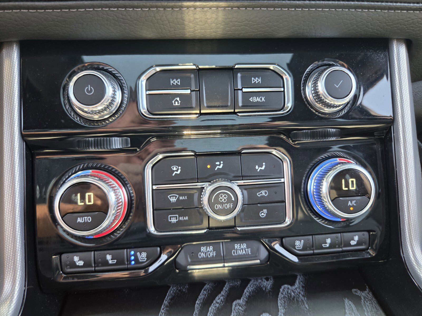 Used 2024 GMC Yukon Denali w/ Denali Reserve Package image 25