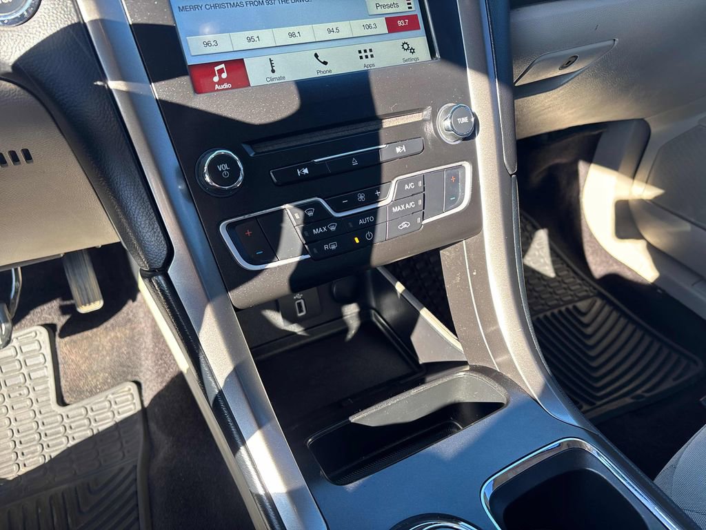 Used 2017 Ford Fusion SE w/ Fusion SE Technology Package image 20