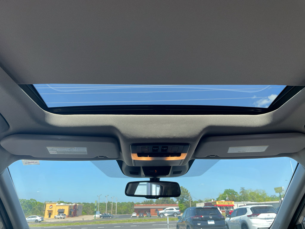 Used 2025 Nissan Rogue Platinum w/ Tech Package image 11