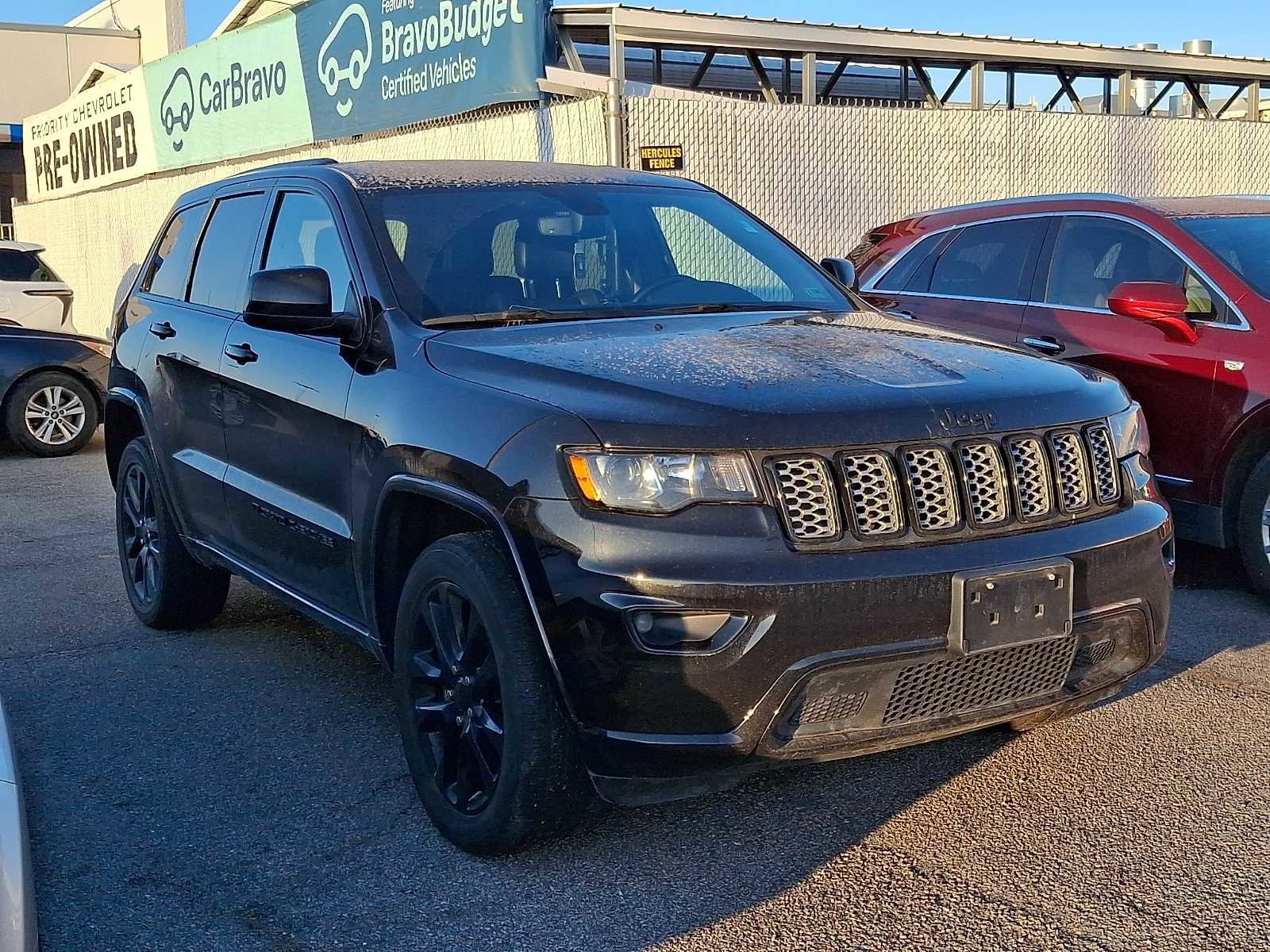 Used 2022 Jeep Grand Cherokee Laredo X image 2