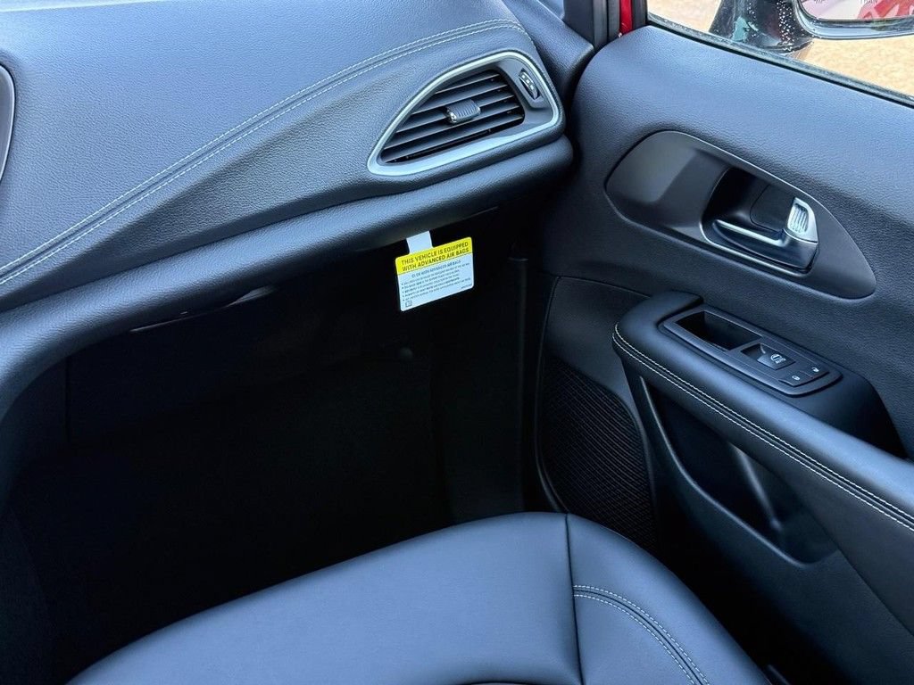 Used 2026 Chrysler Pacifica Select AWD/4WD image 12