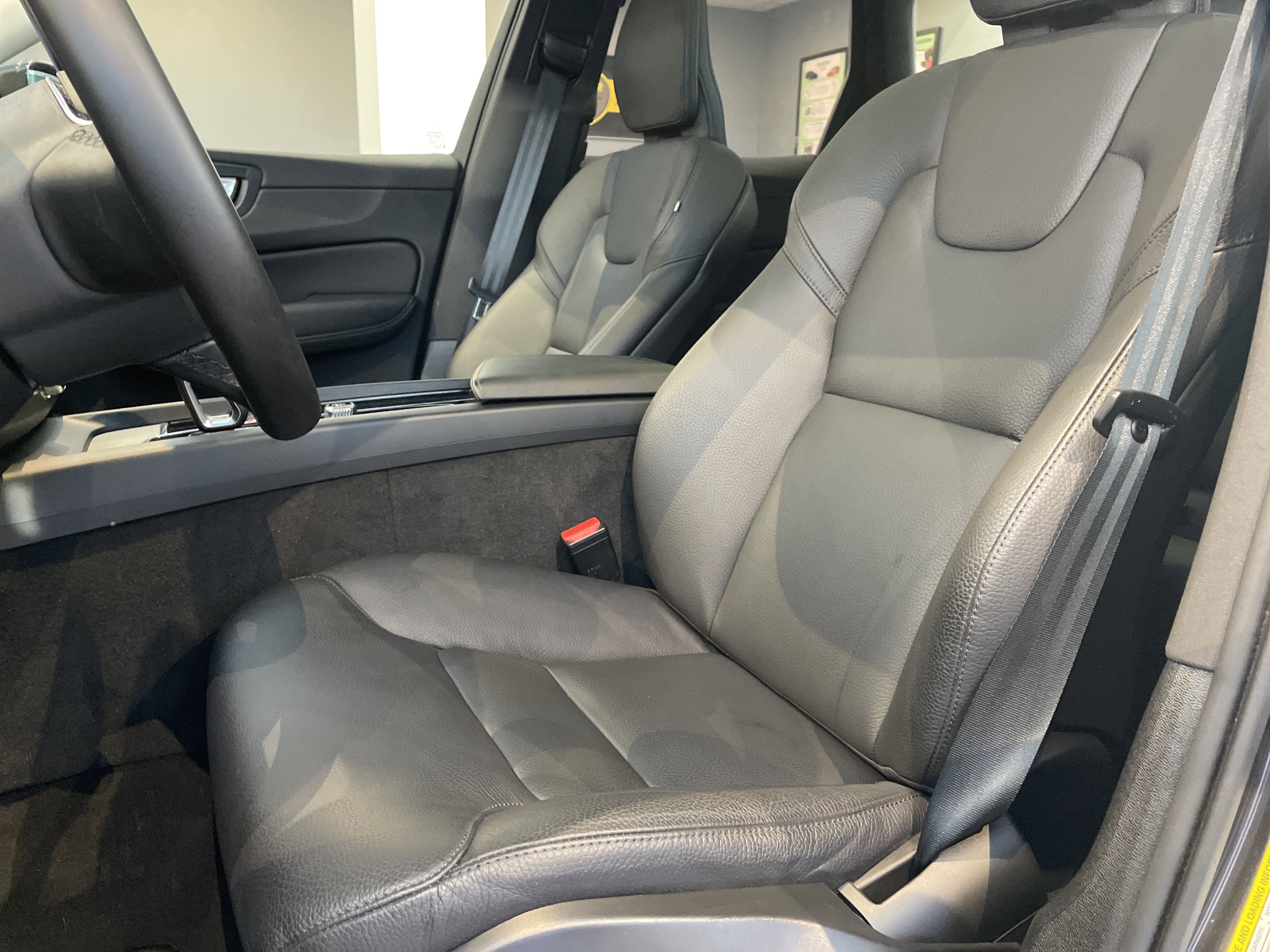 Used 2025 Volvo XC60 B5 Plus AWD/4WD image 17