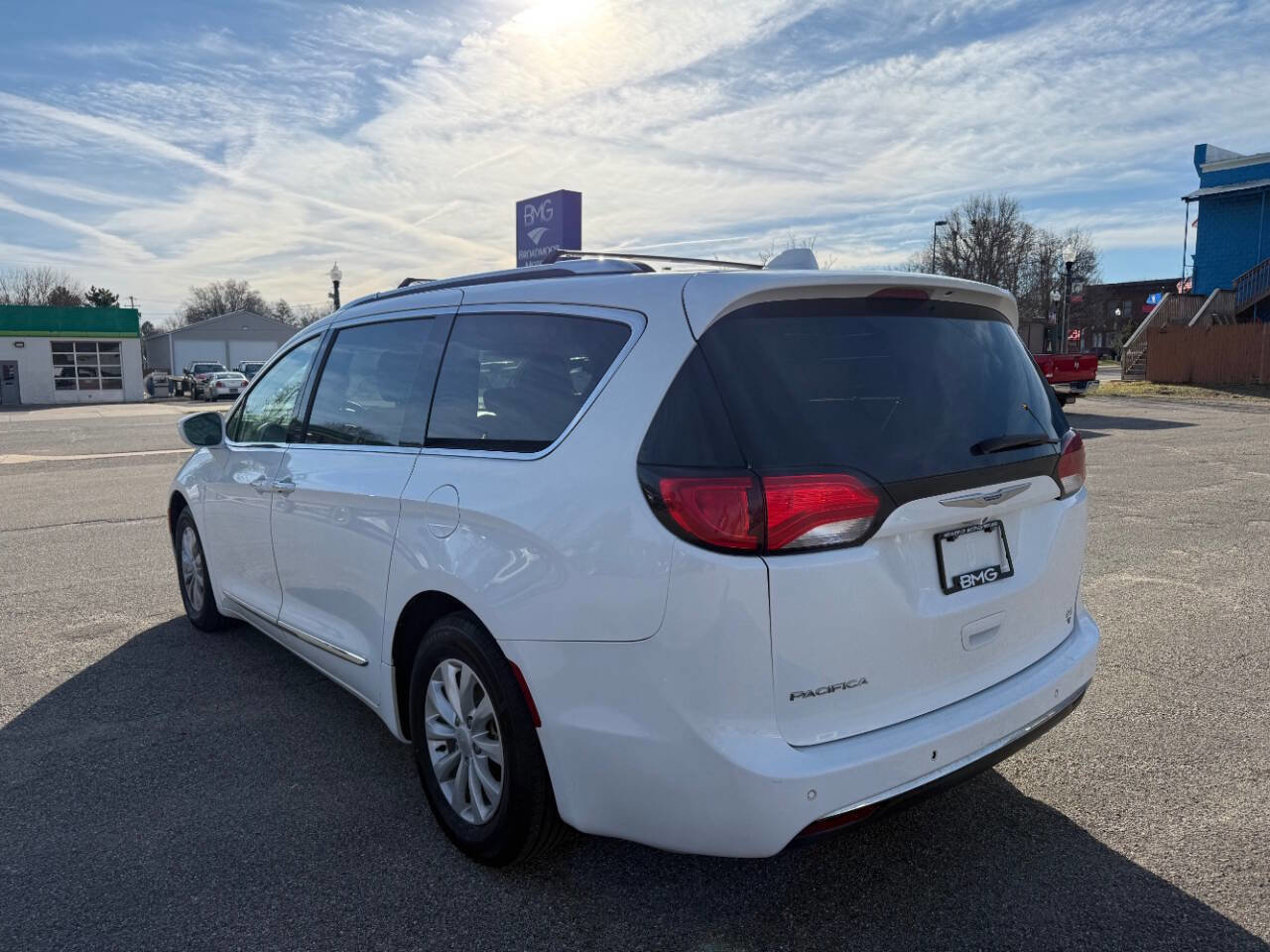 Used 2018 Chrysler Pacifica Touring-L image 3