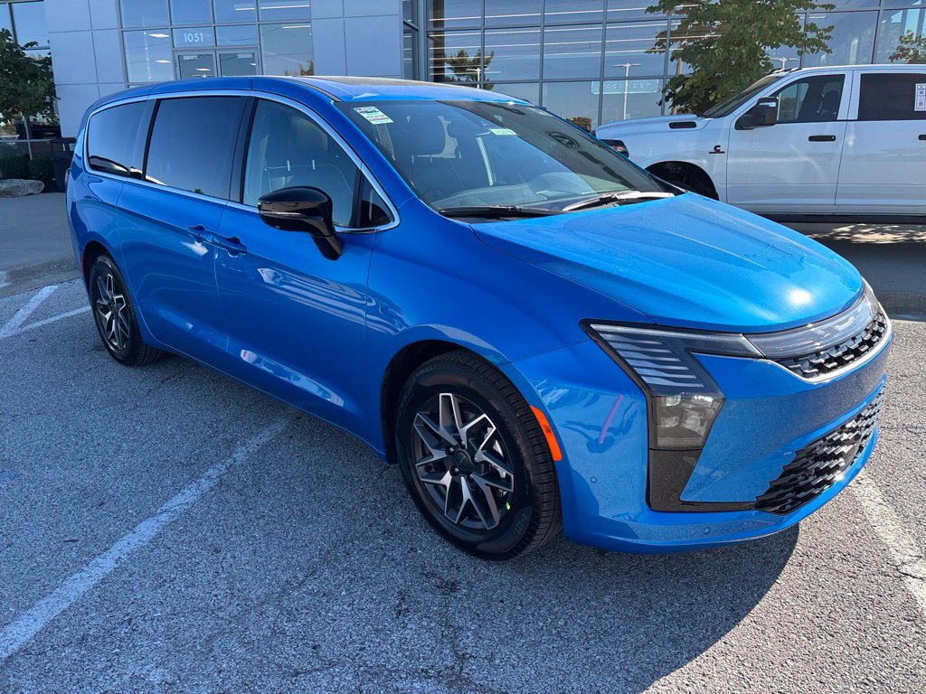 New 2027 Chrysler Pacifica Limited FWD image 6