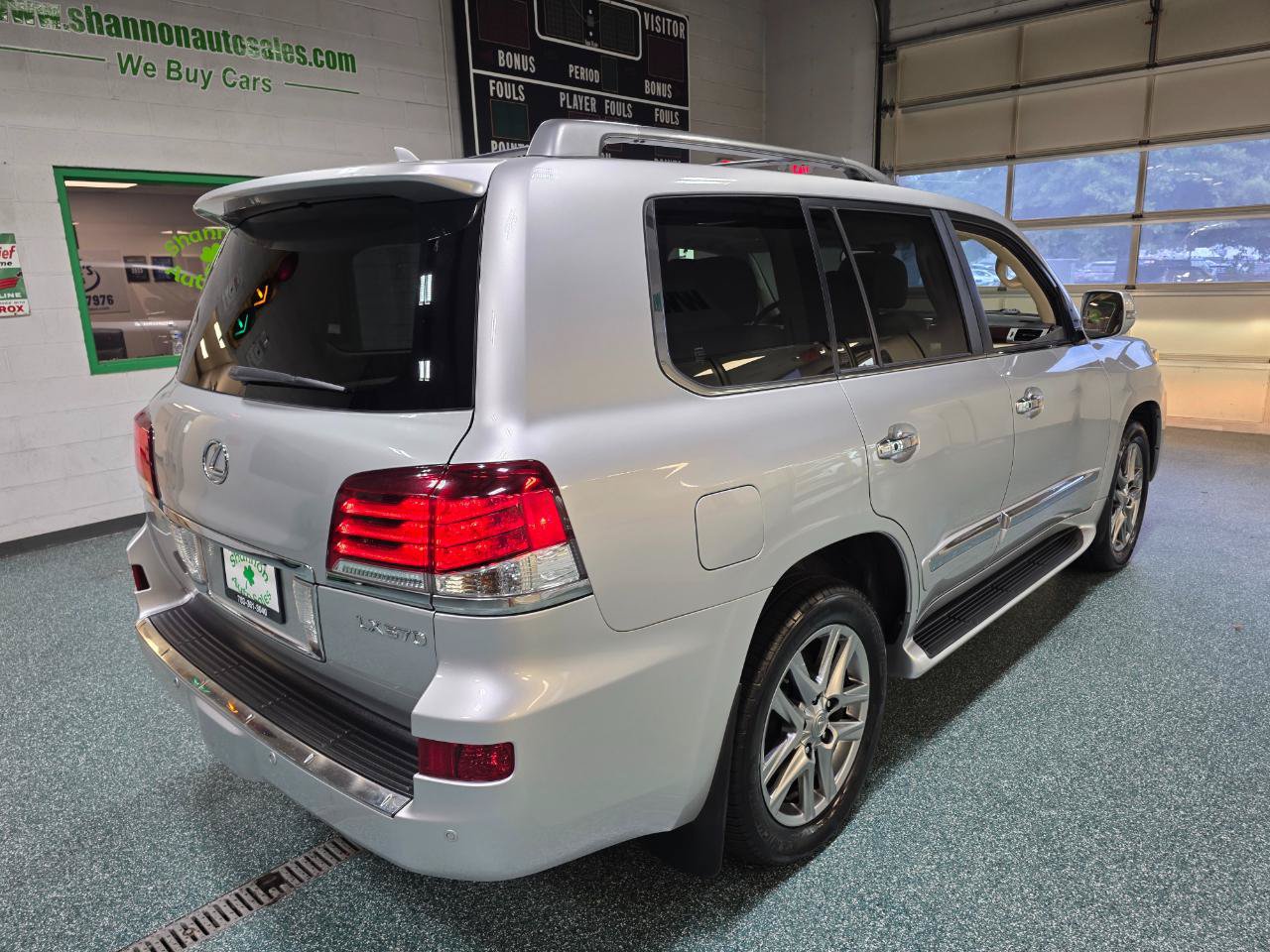 Used 2013 Lexus LX 570 4WD w/ Luxury Pkg w/Pre-crash image 6