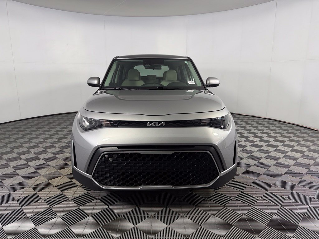 Used 2025 Kia Soul LX w/ LX Technology Package FWD image 3