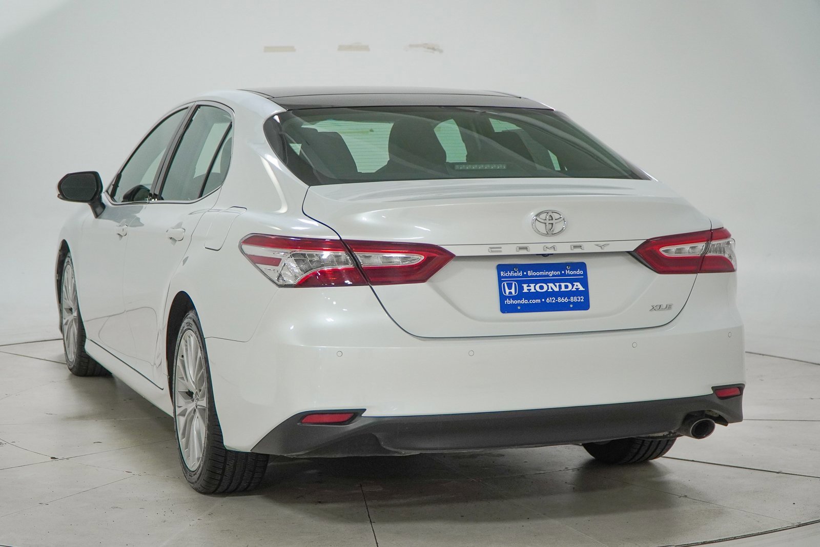 Used 2018 Toyota Camry XLE image 8
