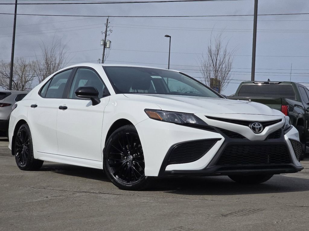 Used 2021 Toyota Camry SE image 2