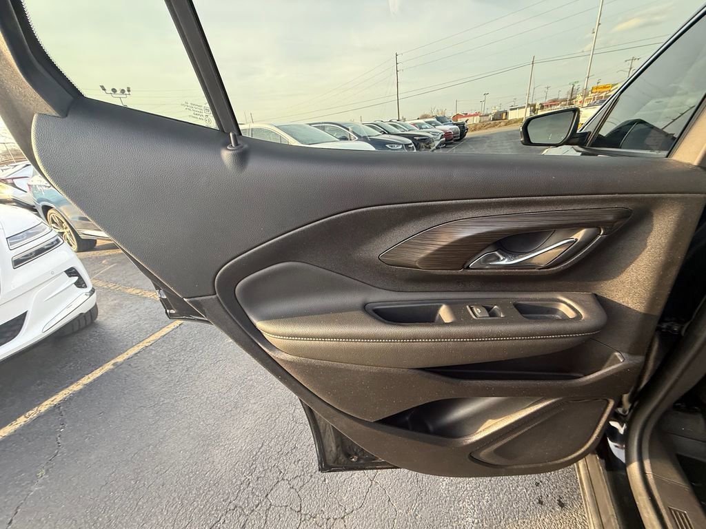 Used 2024 GMC Terrain SLT image 18