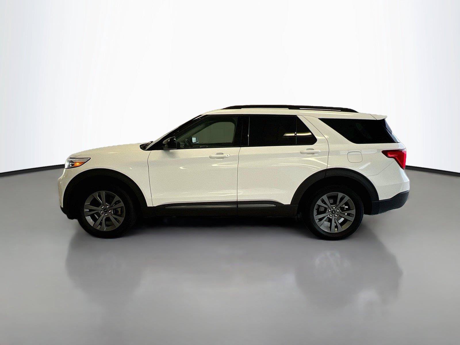 Used 2022 Ford Explorer XLT w/ XLT Sport Appearance Package AWD/4WD image 8