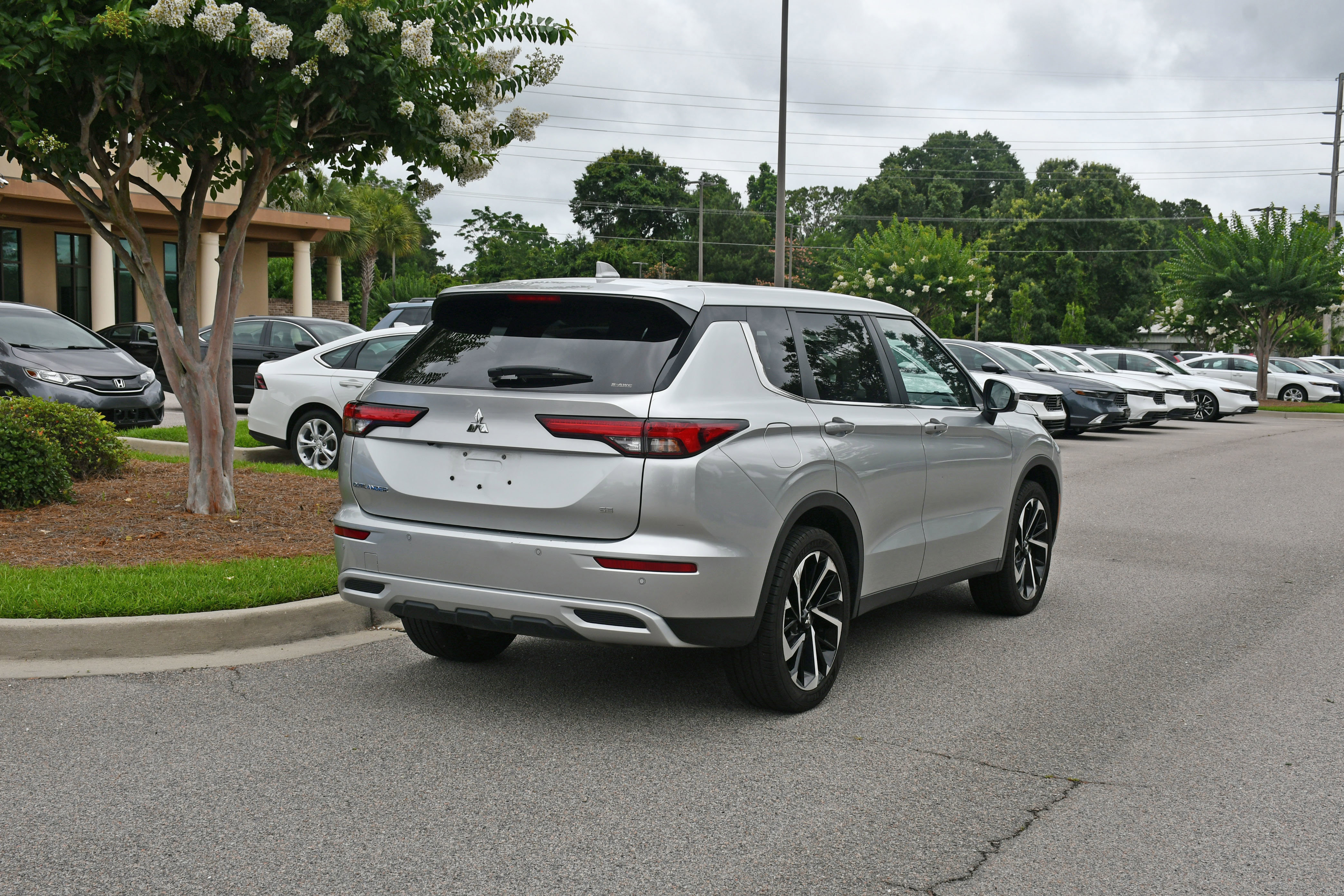 Used 2024 Mitsubishi Outlander SE Black Edition AWD/4WD image 4