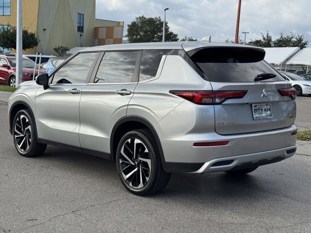 Used 2023 Mitsubishi Outlander SE image 3