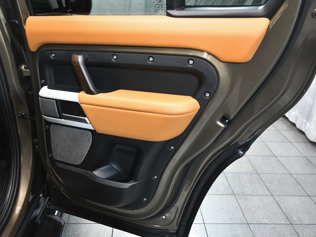 Used 2024 Land Rover Defender 130 X-Dynamic SE image 14