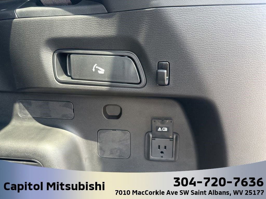 New 2025 Mitsubishi Outlander SEL image 17