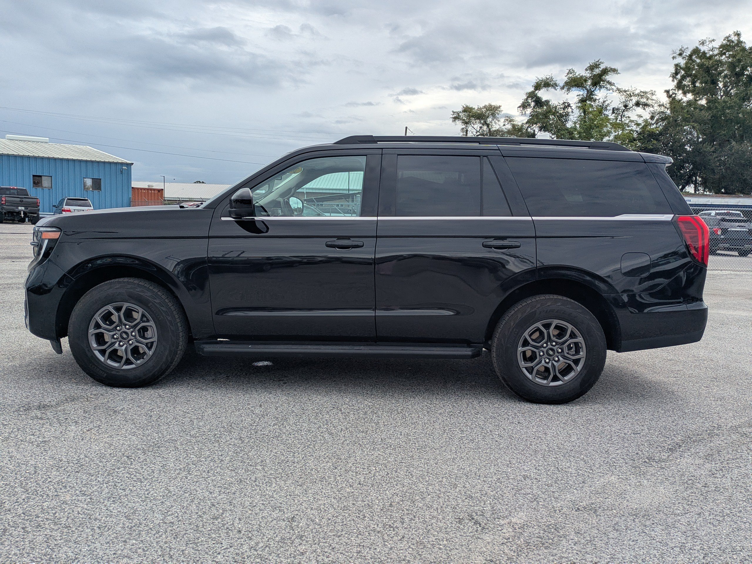 Used 2025 Ford Expedition Active RWD image 7