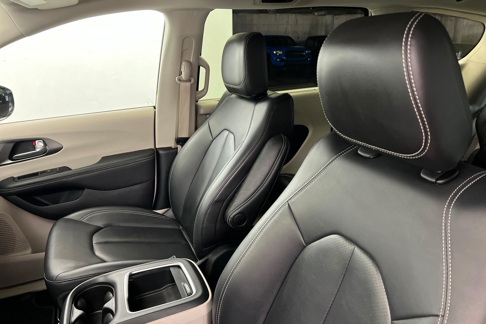 Used 2024 Chrysler Pacifica Touring-L FWD image 17