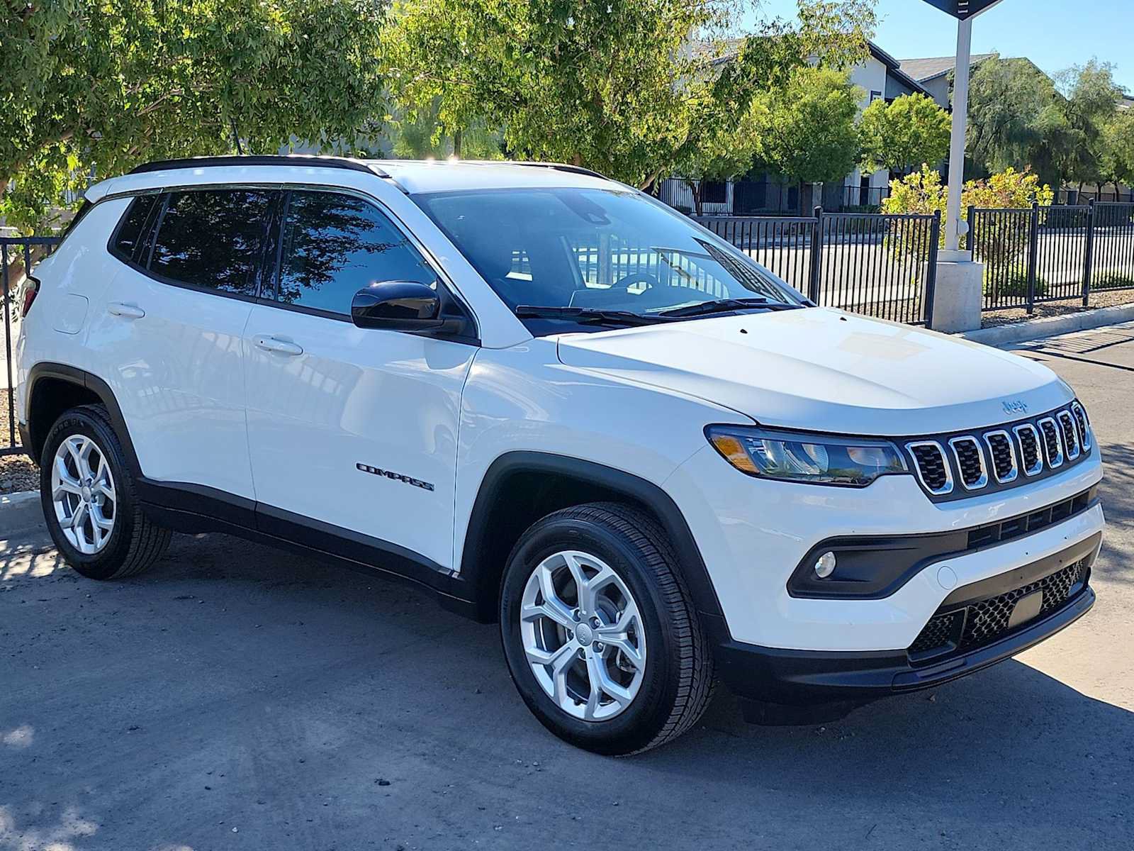 Used 2024 Jeep Compass Latitude AWD/4WD image 2