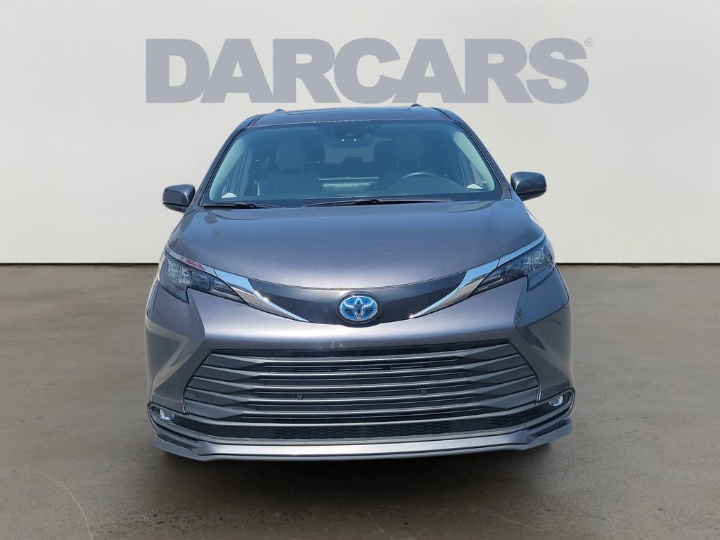 Used 2025 Toyota Sienna XLE FWD image 2