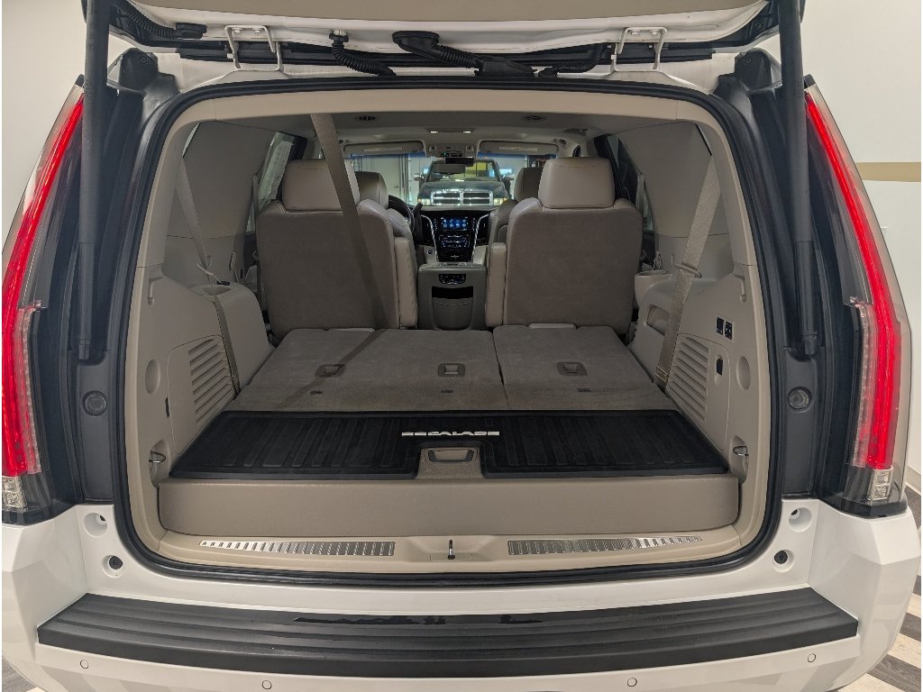 Used 2017 Cadillac Escalade Luxury AWD/4WD image 27