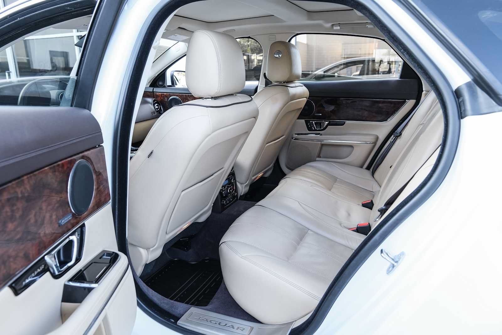 Used 2017 Jaguar XJ R-Sport RWD image 29