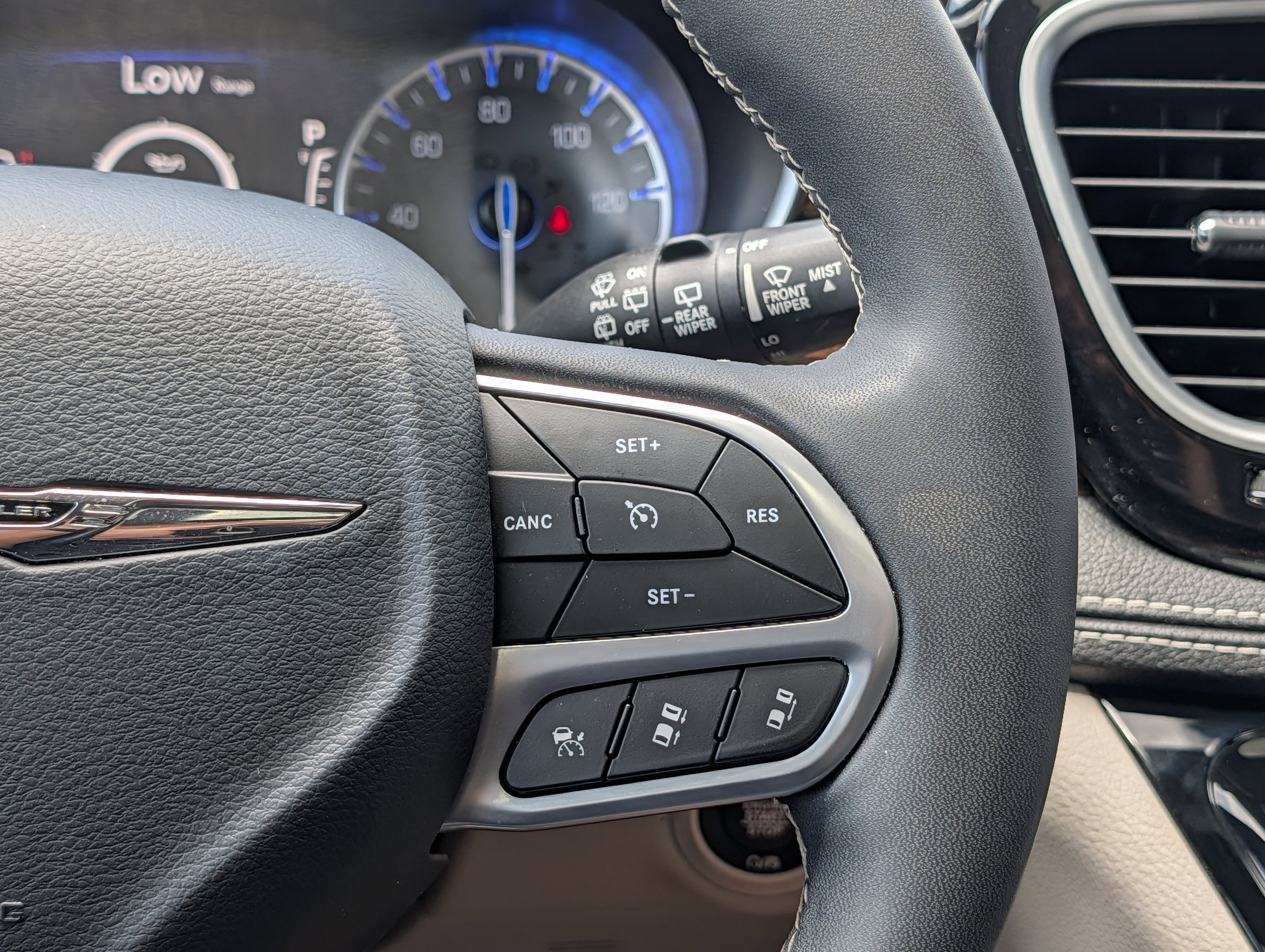 Used 2022 Chrysler Pacifica Limited FWD image 28