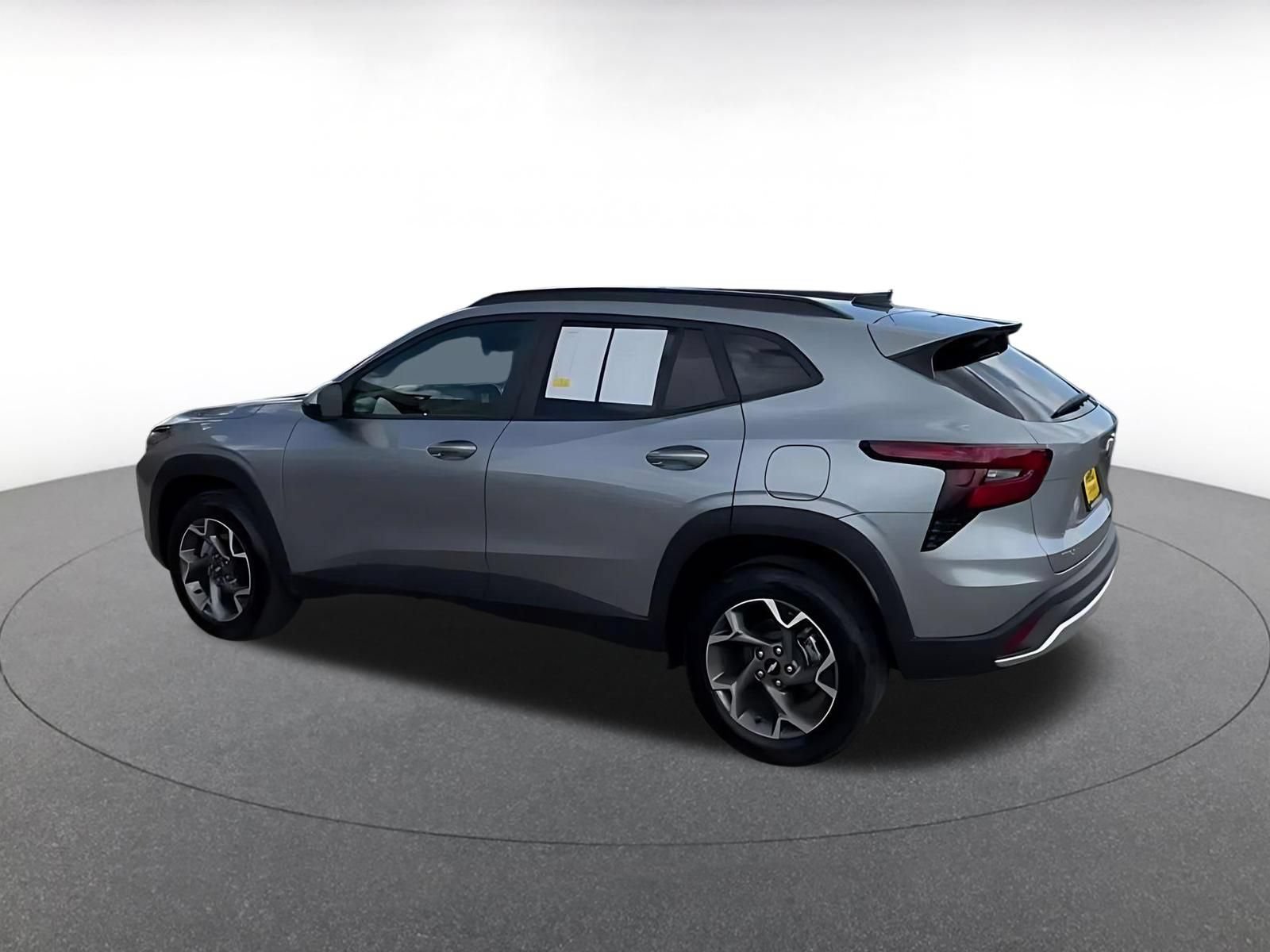 Used 2025 Chevrolet Trax LT FWD image 4