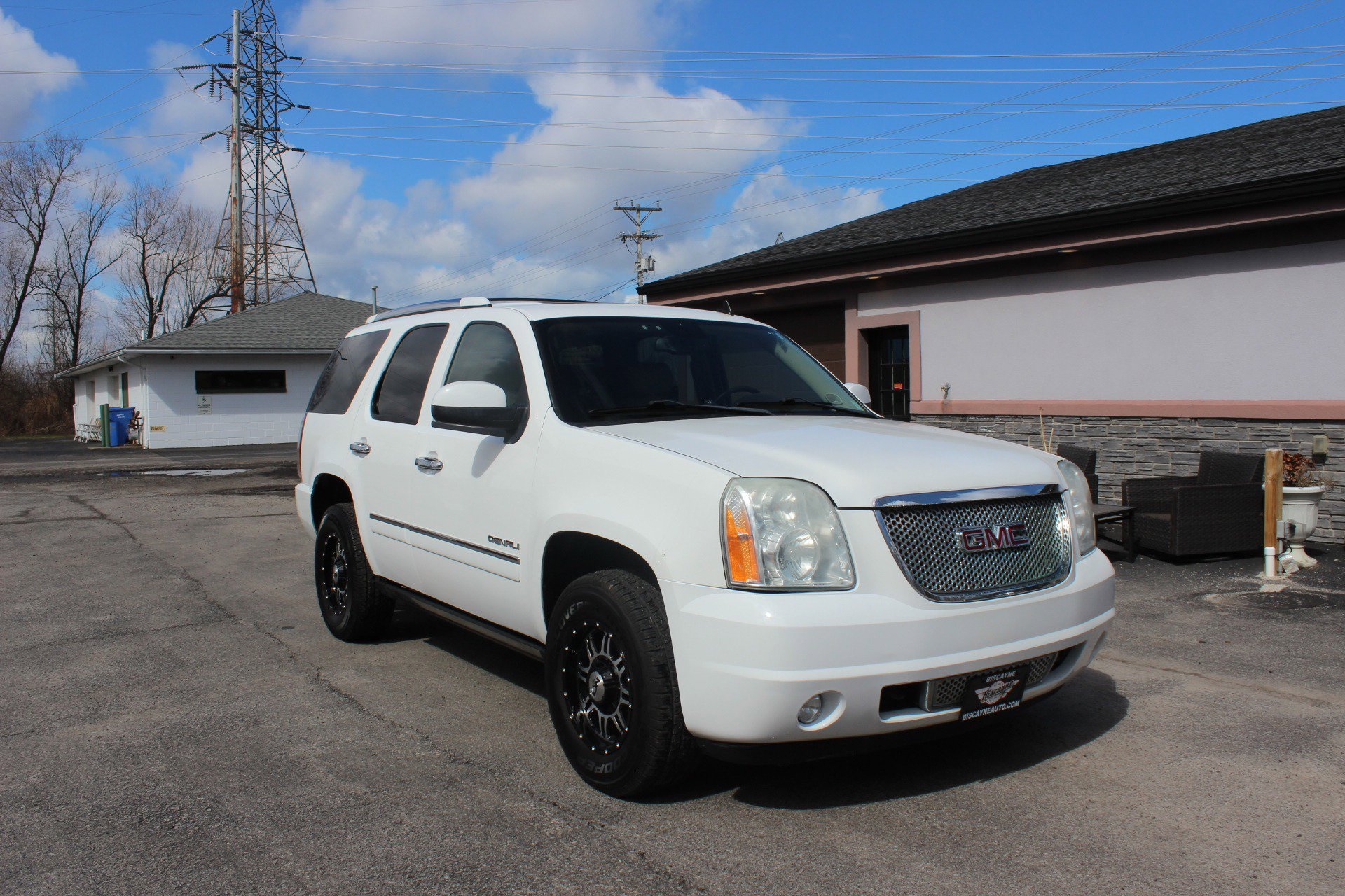 Used 2011 GMC Yukon Denali image 1