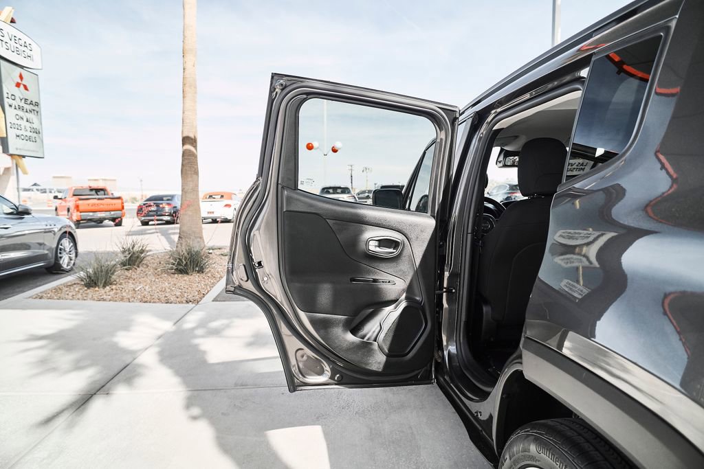 Used 2020 Jeep Renegade Latitude w/ UConnect 8.4 Nav Group AWD/4WD image 16