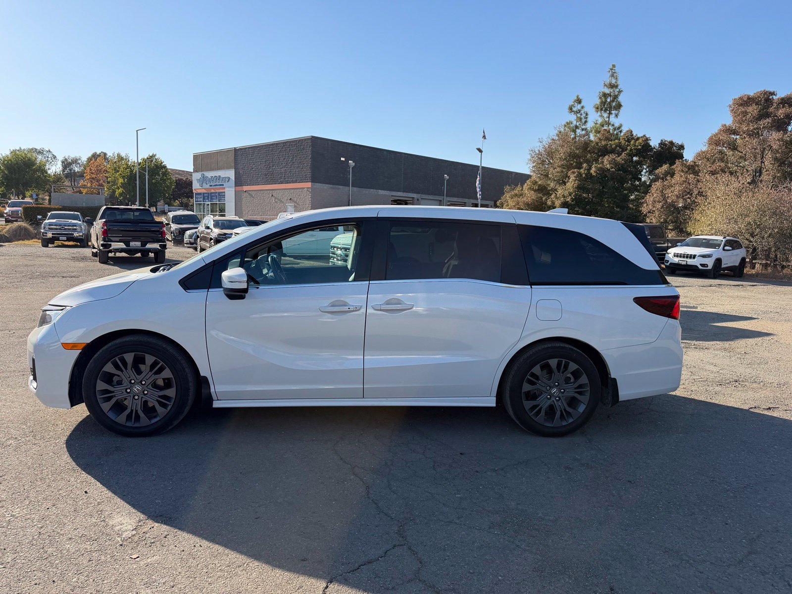 Used 2025 Honda Odyssey Touring image 2