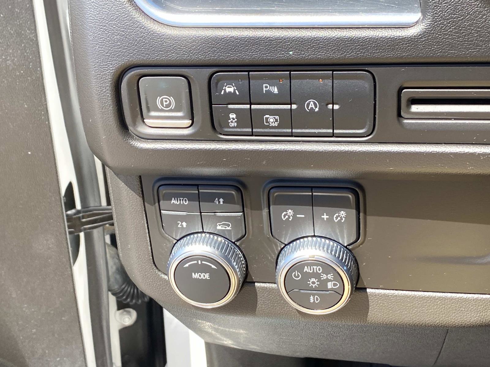 Used 2023 GMC Yukon SLT w/ SLT Premium Package AWD/4WD image 22