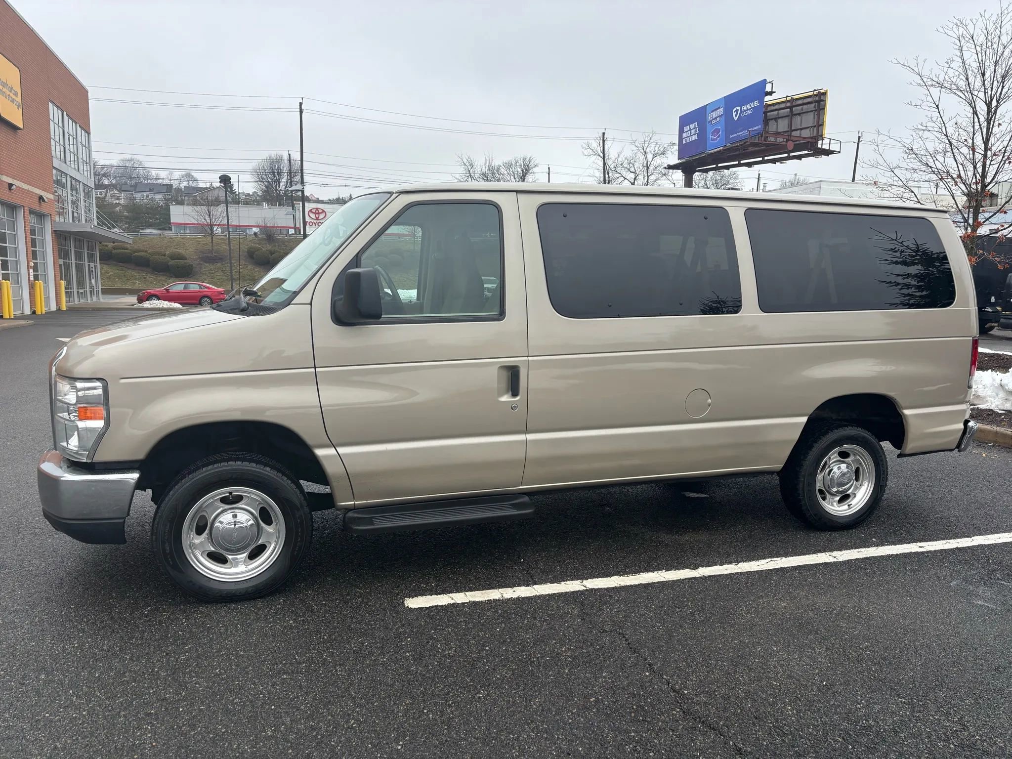 Used 2013 Ford E-350 and Econoline 350 XLT image 3
