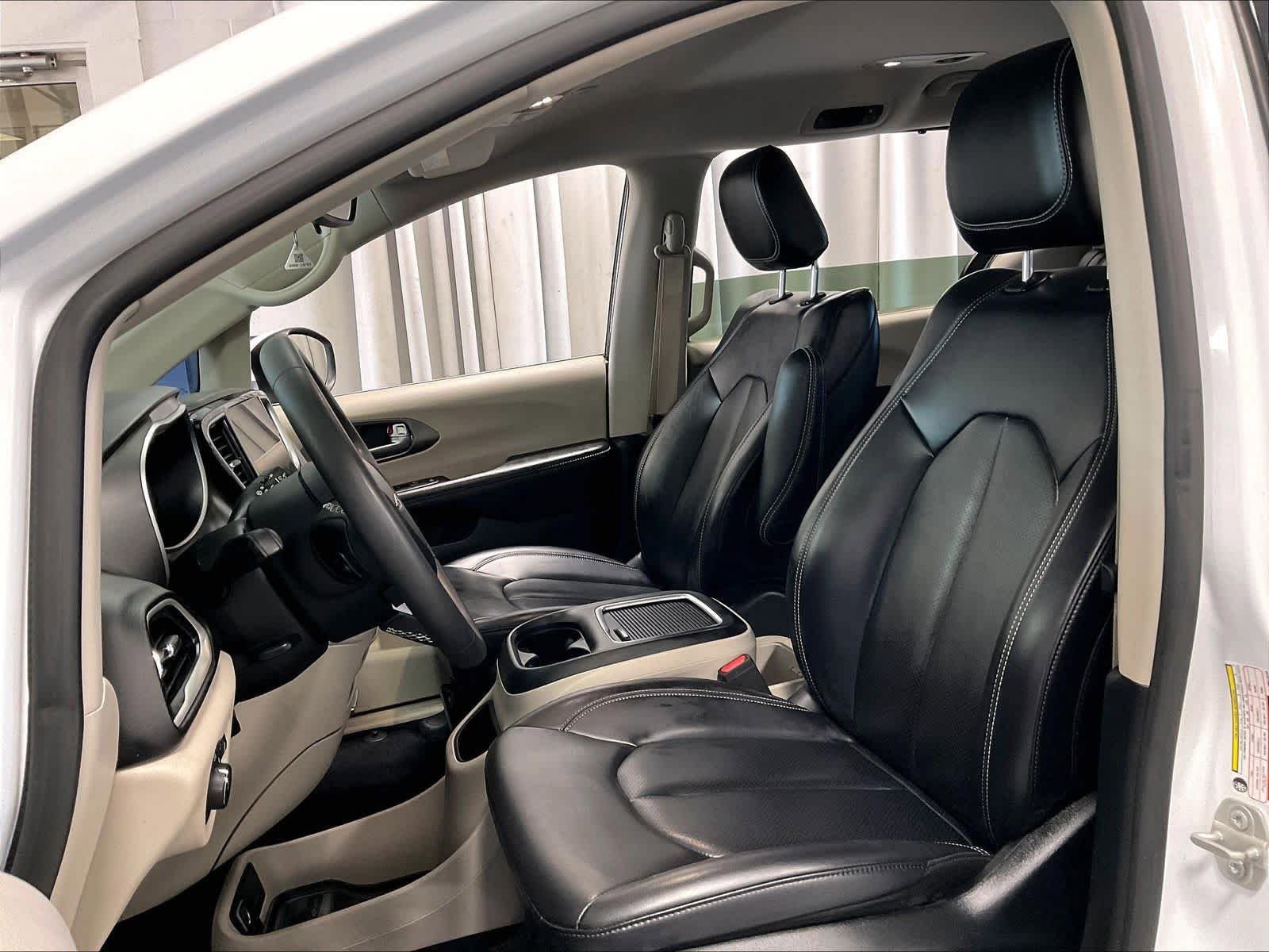 Used 2023 Chrysler Pacifica Touring-L FWD image 10