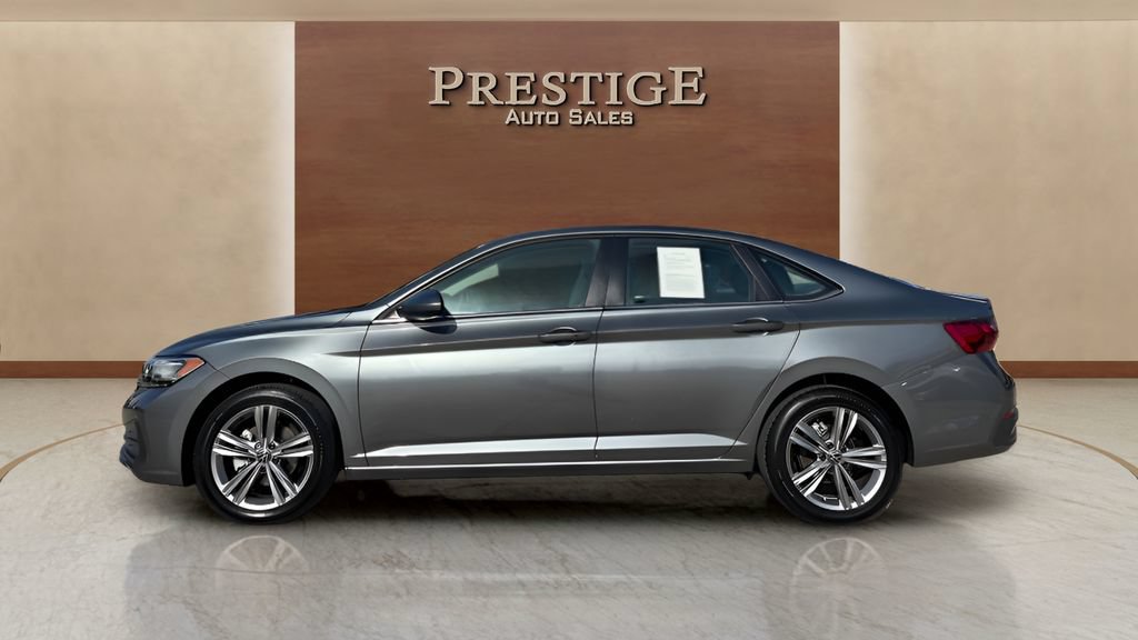 Used 2024 Volkswagen Jetta SE FWD image 2