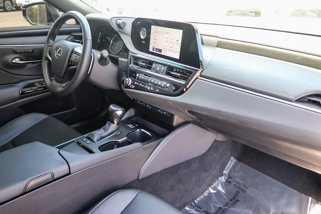 Used 2025 Lexus ES 300h w/ Premium Package FWD image 16