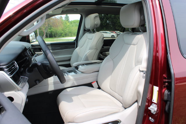 Used 2022 Jeep Wagoneer Series III w/ Premium Group I AWD/4WD image 14