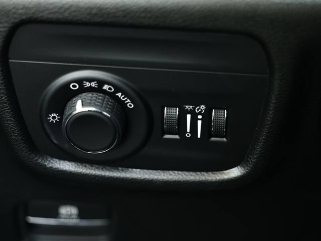 Used 2025 Jeep Grand Cherokee L Laredo w/ Luxury Tech Group I RWD image 17