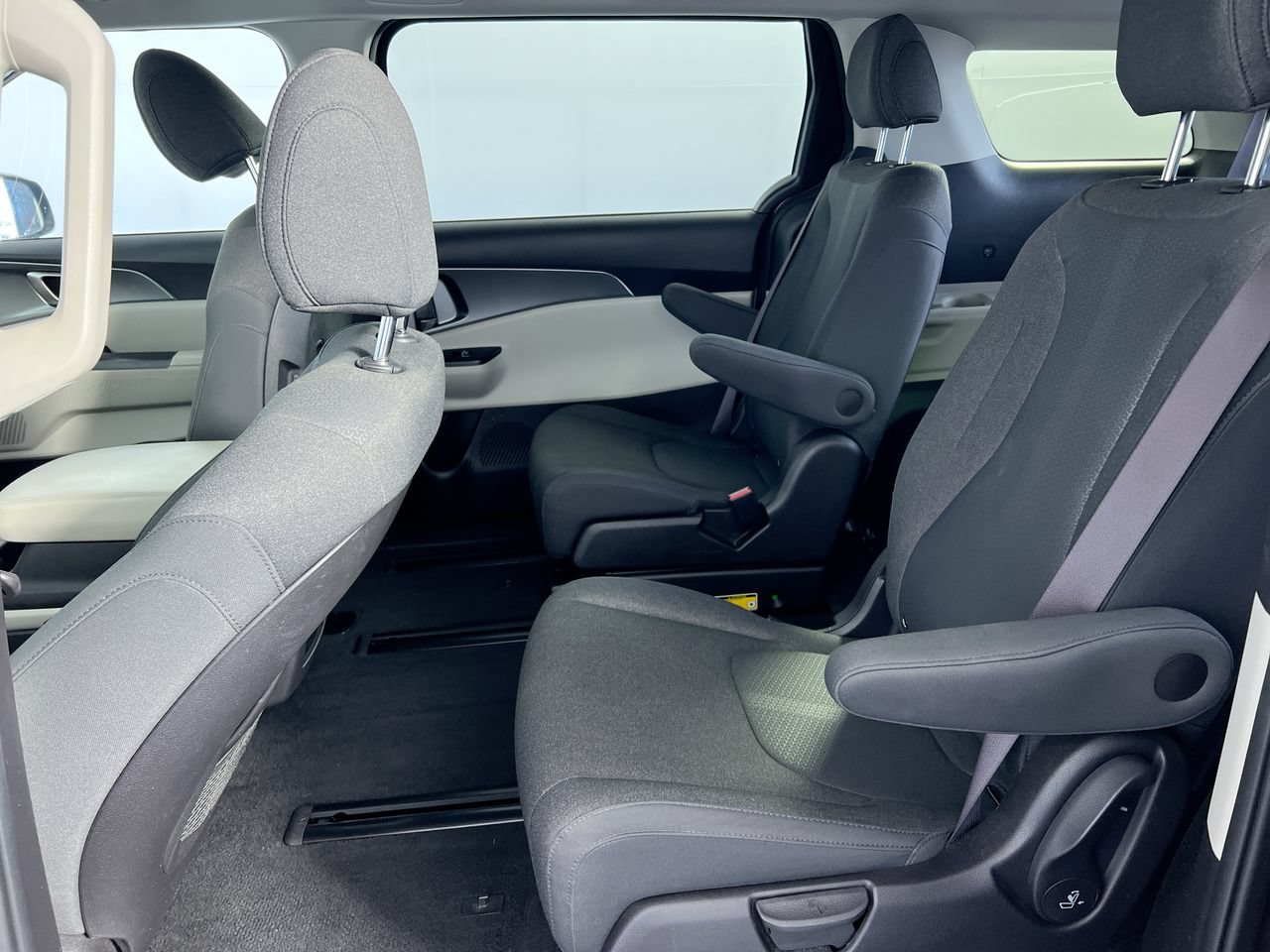 Certified 2024 Kia Carnival LX FWD image 24