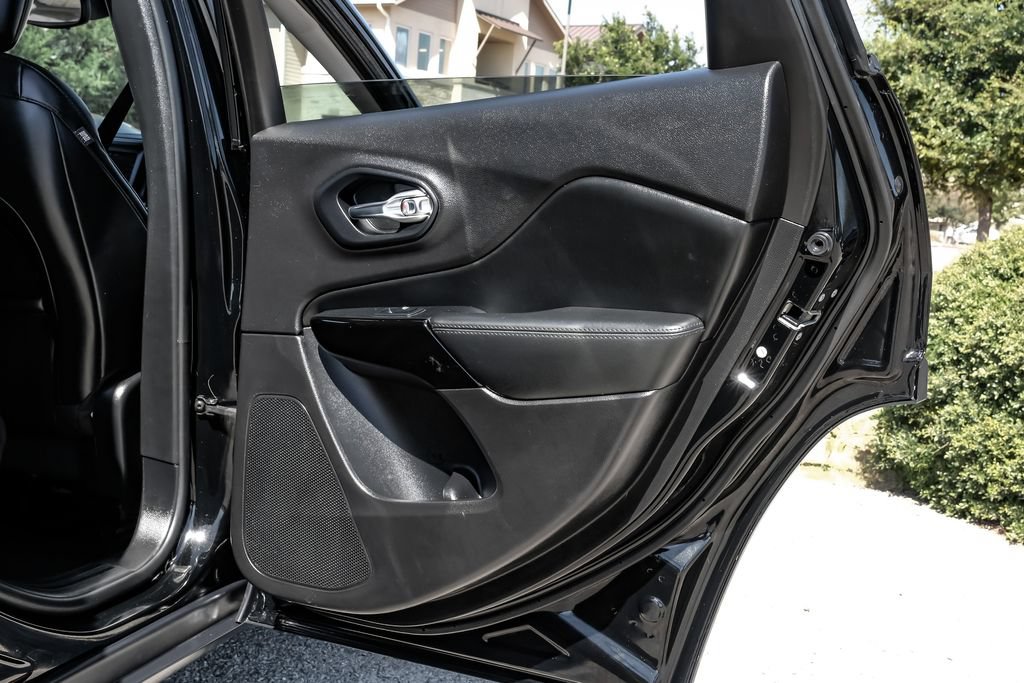 Used 2021 Jeep Cherokee Latitude Plus FWD image 40