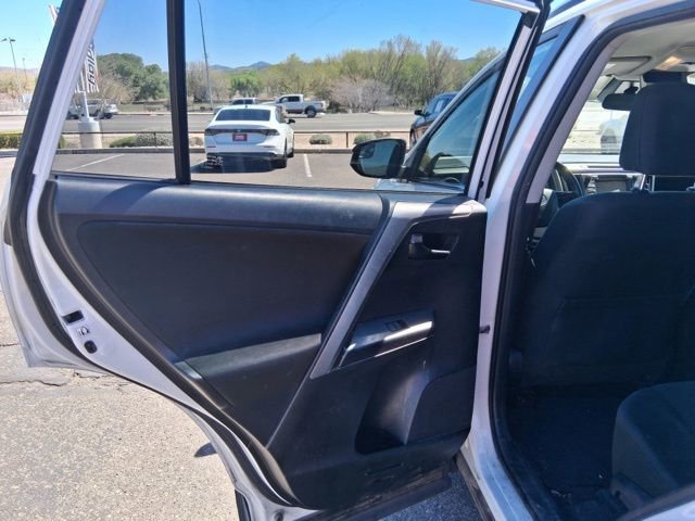 Used 2018 Toyota RAV4 LE image 5