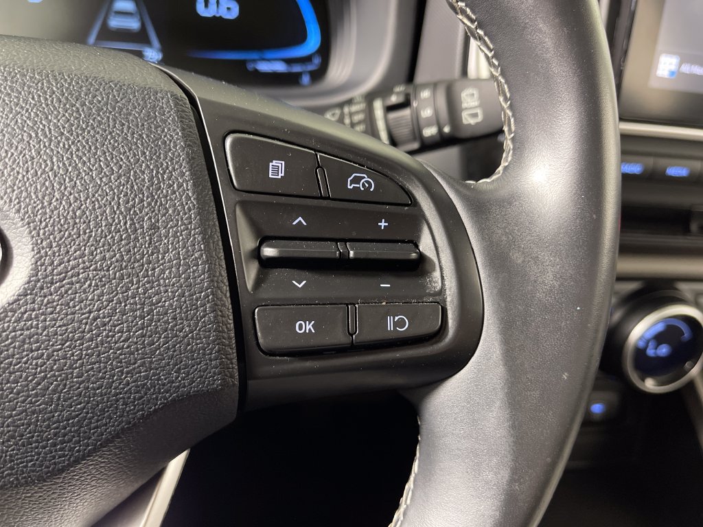 Certified 2025 Hyundai Venue SEL FWD image 30