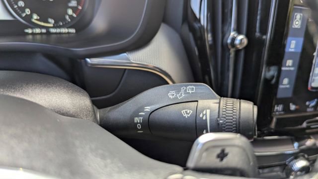 Used 2018 Volvo XC60 T6 R-Design w/ Convenience Package image 28